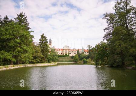 Vista del castello Pruhonice nel parco e sul lago Foto Stock