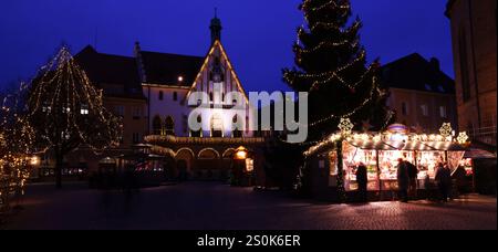 Weihnachtsmarkt, Christkindlesmarkt, Weihnachten, Amberg, Bayern. Oberpfalz Ein Spaziergang durch das mittelalterliche Zentrum von Amberg mit Rathaus Foto Stock