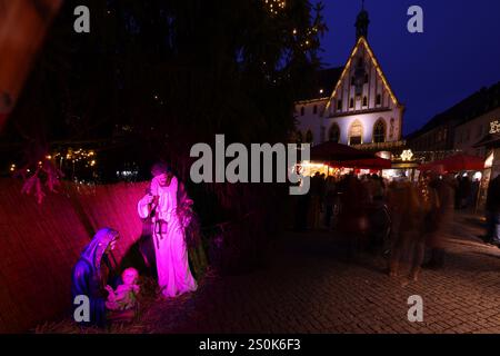 Weihnachtsmarkt, Christkindlesmarkt, Weihnachten, Amberg, Bayern. Oberpfalz Ein Spaziergang durch das mittelalterliche Zentrum von Amberg mit Rathaus Foto Stock