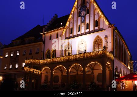 Weihnachtsmarkt, Christkindlesmarkt, Weihnachten, Amberg, Bayern. Oberpfalz Ein Spaziergang durch das mittelalterliche Zentrum von Amberg mit Rathaus Foto Stock