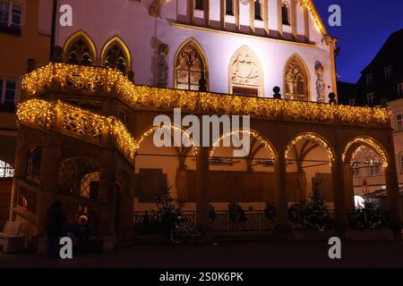 Weihnachtsmarkt, Christkindlesmarkt, Weihnachten, Amberg, Bayern. Oberpfalz Ein Spaziergang durch das mittelalterliche Zentrum von Amberg mit Rathaus Foto Stock