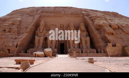 Il grande Tempio Abu Simbel del faraone Ramses II nell'Egitto meridionale Foto Stock