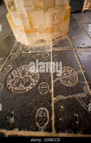 Tombe sul pavimento della chiesa Oude Kerk (e dell'istituto d'arte), l'edificio più antico di Amsterdam, olanda, Paesi Bassi. Foto Stock