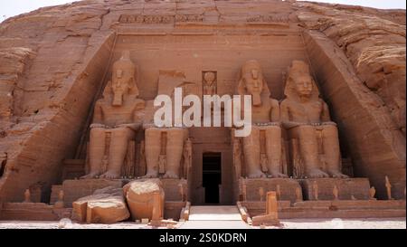 Il grande Tempio Abu Simbel del faraone Ramses II nell'Egitto meridionale Foto Stock