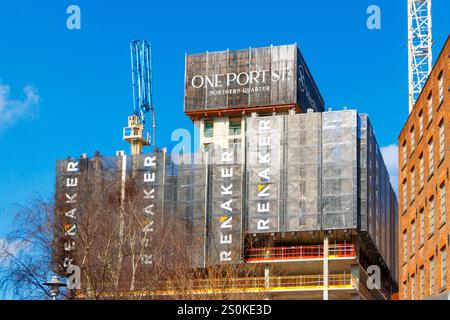Alto cantiere di One Port Street nel quartiere nord con il marchio Renaker sotto un cielo azzurro e limpido manchester regno unito Foto Stock