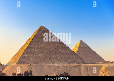 Famose grandi piramidi di Chefren e Cheope, il Cairo, Egitto. Foto Stock