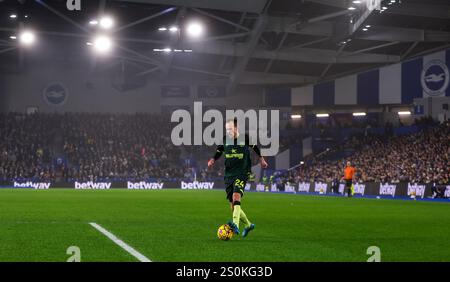 Mikkel Damsgaard di Brentford in azione durante la partita di Premier League all'Amex Stadium, Brighton e Hove. Data foto: Venerdì 27 dicembre 2024. Foto Stock