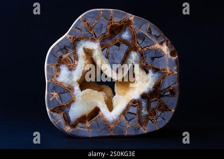 Esemplare minerale di geode Septarian, cristallo naturale unico, splendida fotografia geologica Foto Stock