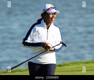 25 settembre 2018; Parigi, fra; Condoleezza Rice sul 16° green durante la partita Ryder Cup Celebrity Challenge al le Golf National. Foto Stock