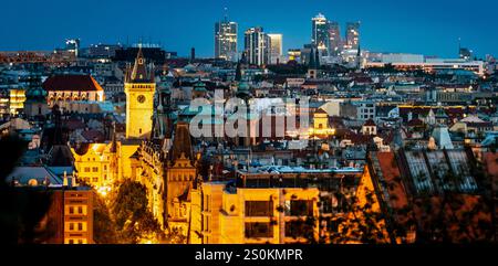 Una vista panoramica dello skyline della città al tramonto, che mostra un mix di architettura storica e moderna. Il primo piano presenta edifici illuminati, mentre Foto Stock