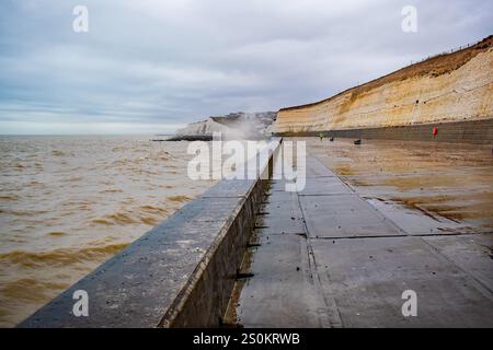 Giornata delle piogge al sentiero sotterraneo della costa a Rottingdean Foto Stock