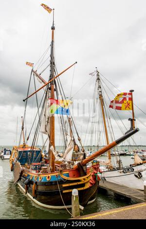 Tradizionale barca a vela Zeeschouw (Zeeuwse) Schouw a fondo piatto nel porto di Vollendam, Olanda, Paesi Bassi. Foto Stock