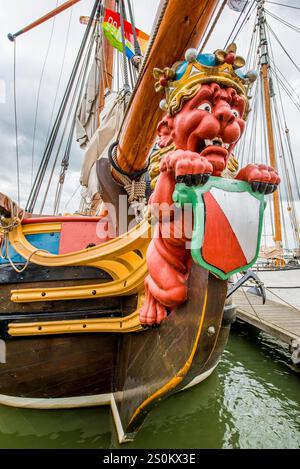 Tradizionale barca a vela Zeeschouw (Zeeuwse) Schouw a fondo piatto nel porto di Vollendam, Olanda, Paesi Bassi. Foto Stock