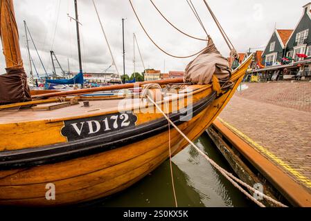 Tradizionale barca a vela Zeeschouw (Zeeuwse) Schouw a fondo piatto nel porto di Vollendam, Olanda, Paesi Bassi. Foto Stock