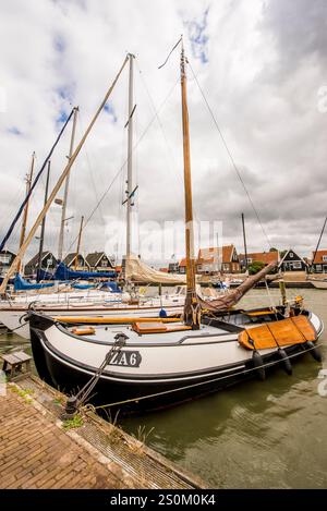 Tradizionale barca a vela Zeeschouw (Zeeuwse) Schouw a fondo piatto nel porto di Marken, Olanda, Paesi Bassi. Foto Stock