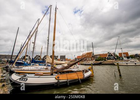 Tradizionale barca a vela Zeeschouw (Zeeuwse) Schouw a fondo piatto nel porto di Marken, Olanda, Paesi Bassi. Foto Stock