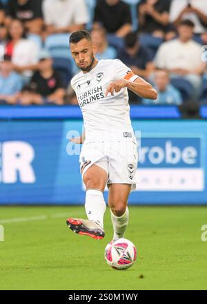 Paddington, Australia. 28 dicembre 2024. Roderick Miranda di Melbourne Victory visto in azione durante la gara di Isuzu UTE A-League 2024-25, nella 10a giornata della stagione tra Sydney FC e Melbourne Victory FC, tenutasi all'Allianz Stadium. Punteggio finale Sydney FC 3:0 Melbourne Victory. Credito: SOPA Images Limited/Alamy Live News Foto Stock