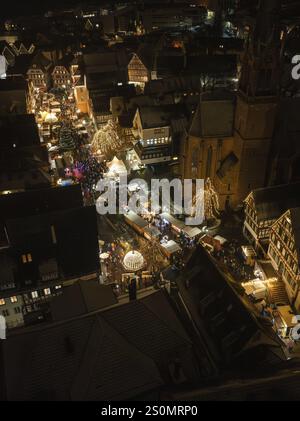 Vista aerea di un mercatino di Natale di notte con bancarelle illuminate e torre della chiesa, mercato natalizio di vitello, Foresta Nera, Germania, Europa Foto Stock