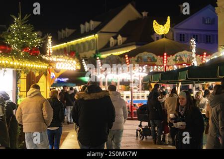 I visitatori passeggiano attraverso un mercatino di Natale illuminato con bancarelle decorate, il mercatino di Natale Ludwigsburg, Germania, Europa Foto Stock