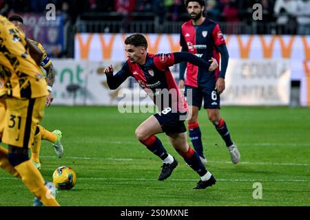 Cagliari, Italia. 28 dicembre 2024. Il centrocampista del Cagliari Răzvan Gabriel Marin in azione durante la partita di calcio di serie A tra Cagliari calcio e F.C. Internazionale all'Unipol Domus di Cagliari, Sardegna - sabato 28 dicembre 2024. Sport - calcio (foto di Gianluca Zuddas/Lapresse) credito: LaPresse/Alamy Live News Foto Stock