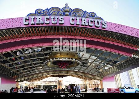 Las Vegas, Nevada, Stati Uniti, Nord America, ingresso del Circus Circus Hotel con un'accattivante insegna al neon e molti colori, Las Vegas Strip, North Americ Foto Stock