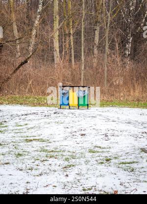 Cestini per rifiuti in un parco progettato per la segregazione dei rifiuti Foto Stock