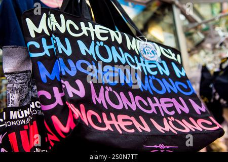 Souvenir al Viktualienmarkt un mercato centrale di cibo o agricoltori, Monaco, Baviera, Germania. Foto Stock