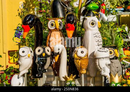 Statuette in legno intagliato souvenir presso il Viktualienmarkt, un mercato alimentare o agricolo centrale, Monaco, Baviera, Germania. Foto Stock