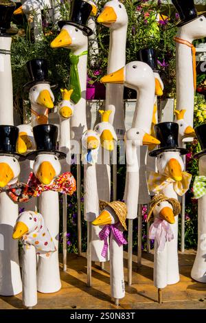 Statuette in legno intagliato souvenir presso il Viktualienmarkt, un mercato alimentare o agricolo centrale, Monaco, Baviera, Germania. Foto Stock