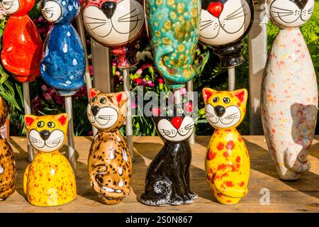 Statuette in legno intagliato souvenir presso il Viktualienmarkt, un mercato alimentare o agricolo centrale, Monaco, Baviera, Germania. Foto Stock