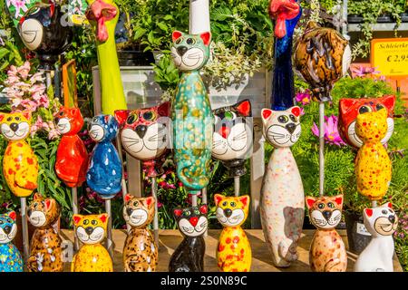 Statuette in legno intagliato souvenir presso il Viktualienmarkt, un mercato alimentare o agricolo centrale, Monaco, Baviera, Germania. Foto Stock