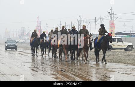 PRAYAGRAJ, INDIA - DICEMBRE 28: I poliziotti a cavallo pattugliano a Mahakumbh Nagar in vista dell'imminente Mahakumbh-2025 il 28 dicembre 2024 a Prayagraj, India. Il prossimo Maha Kumbh Mela si svolgerà a Prayagraj dal 13 gennaio al 26 febbraio 2025. Si prevede che il festival attirerà oltre 400 milioni di pellegrini. Crediti: SIPA USA/Alamy Live News Foto Stock