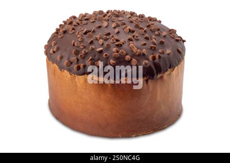 Panettone ricoperto di cioccolato fondente e praline al cioccolato al latte. Isolato su bianco con percorso di ritaglio incluso Foto Stock