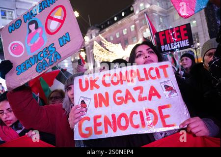 Il 28 dicembre 2024 un grande gruppo di sostenitori della Palestina ha manifestato a Piccadilly Circus per protestare contro il bombardamento israeliano di Kamal Adwan hosp Foto Stock