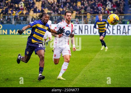 Parma, Italie. 28 dicembre 2024. Pedro Pereira (AC Monza) e Woyo Coulibaly (Parma calcio) durante il campionato italiano di serie A tra Parma calcio e AC Monza il 28 dicembre 2024 allo stadio Ennio Tardini di Parma - Photo Morgese-Rossini/DPPI Credit: DPPI Media/Alamy Live News Foto Stock