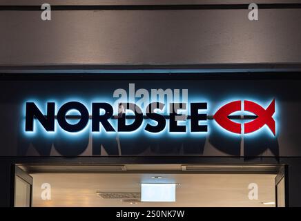 Salisburgo, Austria - 24 ottobre 2024: Nordsee è una famosa catena europea di ristoranti di pesce conosciuta per la sua vasta gamma di piatti di pesce e pesce. Foto Stock