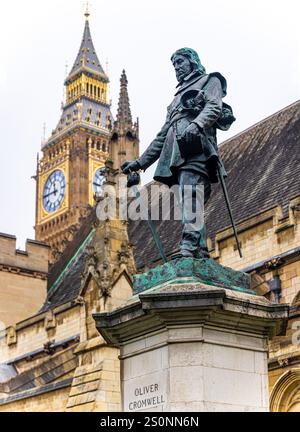Statua di Oliver Cromwell di fronte al Palazzo di Westminster, il luogo d'incontro del Parlamento del Regno Unito situato a Londra, Regno Unito Foto Stock