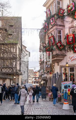 Strasburgo, Francia - 6 dicembre 2024: Strade molto affollate durante i mercatini di Natale, vista delle famose strade decorate Foto Stock