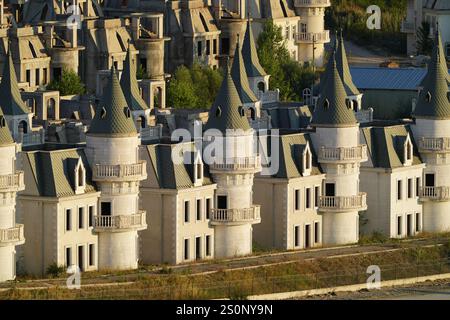 BOLU, TURKIYE - 18 LUGLIO 2024: Burj al Babas ha abbandonato le ville nella città di Mudurnu Foto Stock