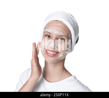 Adolescente con schiuma detergente sul viso su sfondo bianco. Trattamento dell'acne Foto Stock