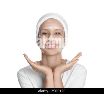 Adolescente con schiuma detergente sul viso su sfondo bianco. Trattamento dell'acne Foto Stock