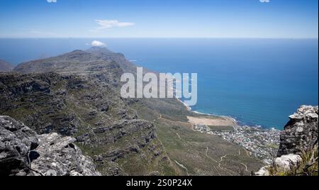 Vista panoramica verso Capo di buona speranza con Camps Bay, dalla cima di Table Mountain, città del Capo, Sudafrica il 19 dicembre 2024 Foto Stock