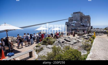 Coda in cima a Table Mountain per prendere la funivia a Table Mountain Top, città del Capo, Sudafrica, il 19 dicembre 2024 Foto Stock