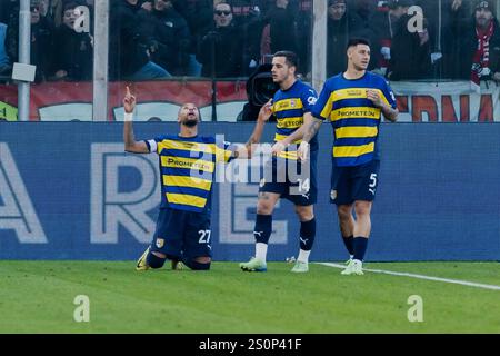 Parma, Italia. 28 dicembre 2024. Hernani, Emanuele Valeri, Lautaro Valenti festeggia il gol durante la partita di serie A tra Parma e AC Monza il 28 2024 dicembre allo stadio Ennio Tardini di Parma, Italia crediti: Mairo Cinquetti/Alamy Live News Foto Stock