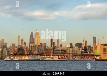 Il famoso skyline di New York, visto dall'Hudson da Midtown a Lower Manhattan, è ricco di storia e di famosi monumenti Foto Stock