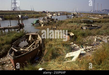 Broadness Creek, penisola di Swanscombe, Kent settentrionale. Vecchie barche alle paludi di Swanscombe nel Borough di Dartford Inghilterra 1991 1990s UK HOMER SYKES. Foto Stock