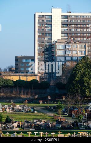 Cimiteri e case popolari a Jette, Bruxelles, regione capitale, Belgio, DEC 28, 2024 Foto Stock