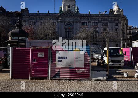 Vista del cantiere della nuova linea rosa della metropolitana di Porto in Aliados Avenue. Sono in corso lavori per la nuova linea rosa della metropolitana di Porto nel centro della città, in Aliados Avenue, a Porto, Portogallo. Foto Stock