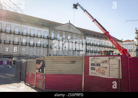 Vista del cantiere della nuova linea rosa della metropolitana di Porto in Aliados Avenue. Sono in corso lavori per la nuova linea rosa della metropolitana di Porto nel centro della città, in Aliados Avenue, a Porto, Portogallo. Foto Stock