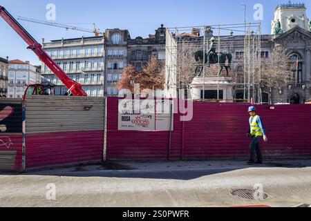 Porto, Portogallo. 20 dicembre 2024. Un operaio visto vicino al cantiere per la nuova linea rosa della metropolitana di Porto in Aliados Avenue. Sono in corso lavori per la nuova linea rosa della metropolitana di Porto nel centro della città, in Aliados Avenue, a Porto, Portogallo. (Foto di Telmo Pinto/SOPA Images/Sipa USA) credito: SIPA USA/Alamy Live News Foto Stock